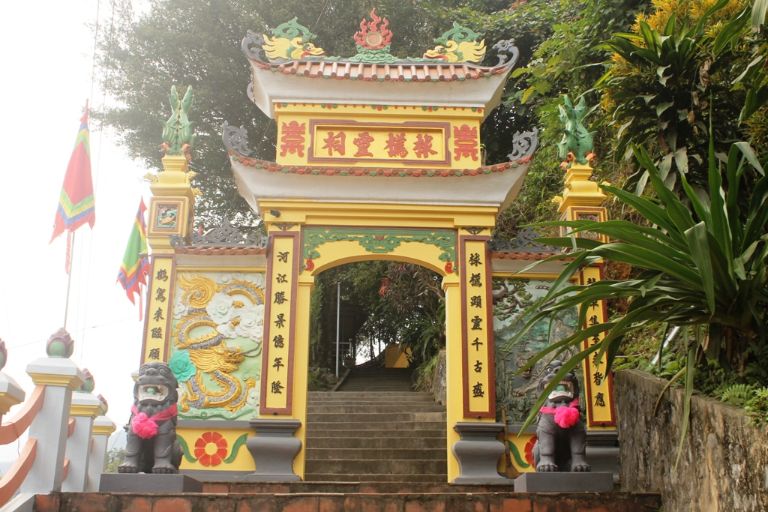 Đền Cô Đôi Cầu Má Hà Giang là địa điểm du lịch linh thiêng nổi tiếng với các du khách gần xa đến để lễ bái, cầu may 