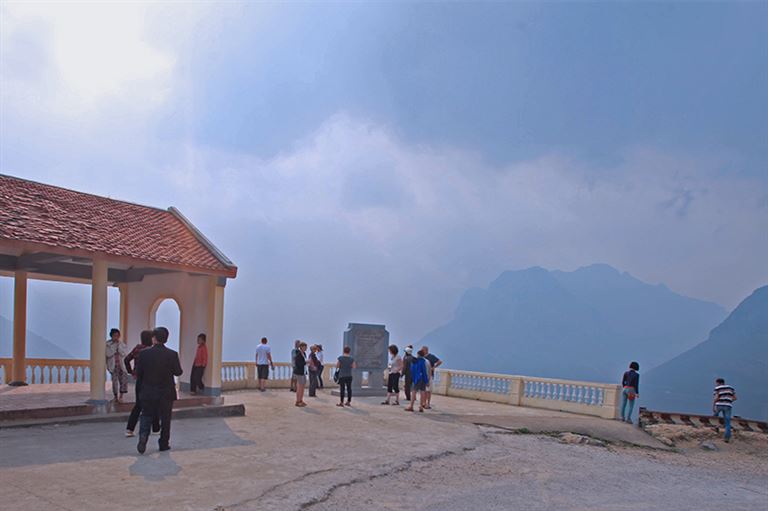 Trạm dừng chân trên đỉnh đèo Mã Pí Lèng Hà Giang là nơi để khách du lịch nghỉ chân, check-in và tham quan tấm bia đá đặc biệt. 