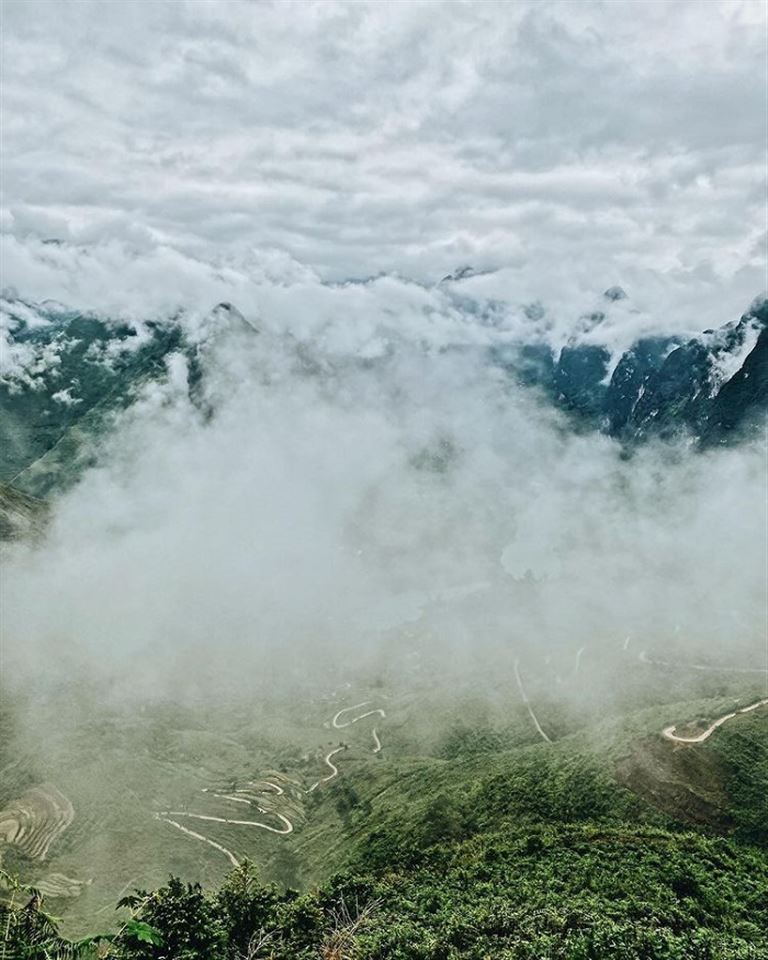 Khách du lịch cực kì yêu thích hoạt động săn mây trên đỉnh đèo Mã Pí Lèng Hà Giang vào buổi sáng sớm. 