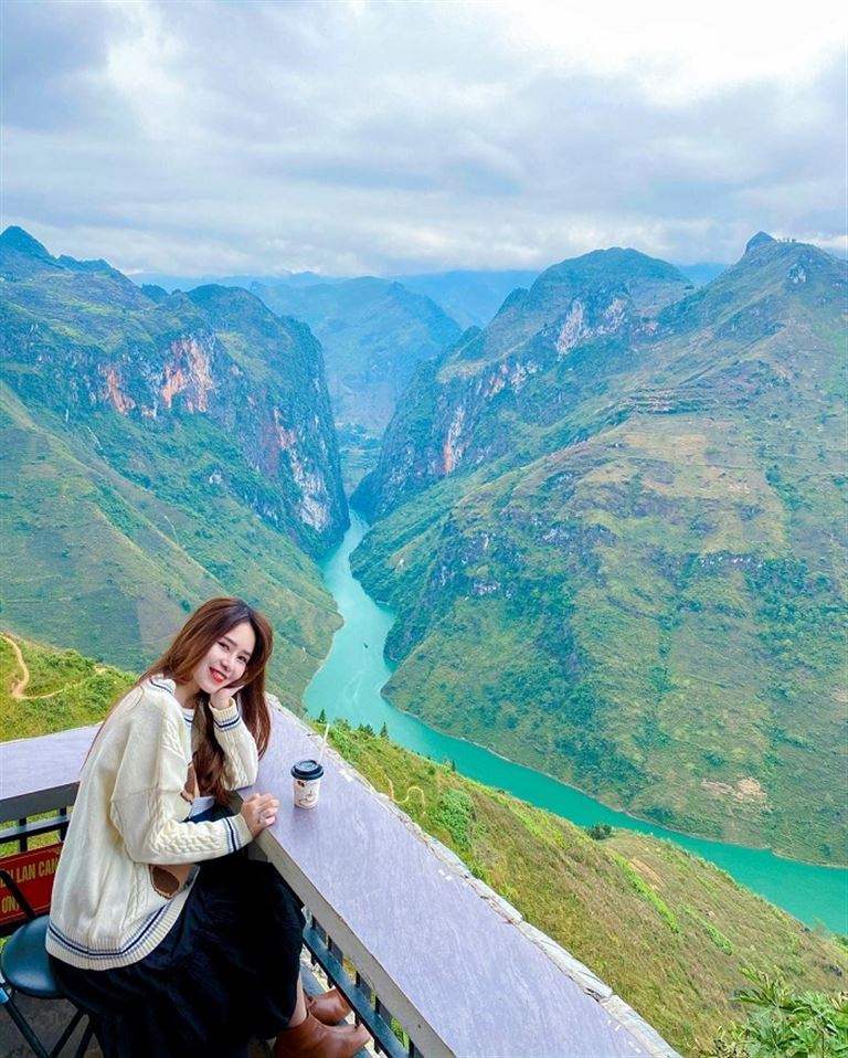 Ghé thăm quán cà phê Panorama để ngắm nhìn trọn vẹn cảnh đẹp của dòng sông Nho Quế và chụp những bức hình thật xinh