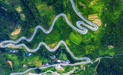 Đèo Mã Pí Lèng Hà Giang toạ lạc trên quốc lộ 4C - đoạn đường nối tiền trung tâm thành phố Hà Giang với thị trấn Đồng Văn và huyện Mèo Vạc.