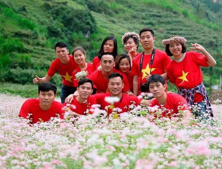 Khách du lịch đến thăm Hà Giang đông đảo nhất vào tháng 10 - 11 hàng năm để ngắm nhìn và check-in cùng hoa tam giác mạch. 