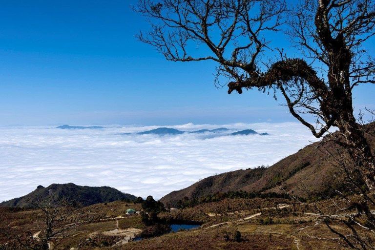 Vì nằm ở độ cao gần 2.500m nên ngọn núi quanh năm gần như lúc nào cũng bị bao phủ bởi một lớp sương mù dày đặc