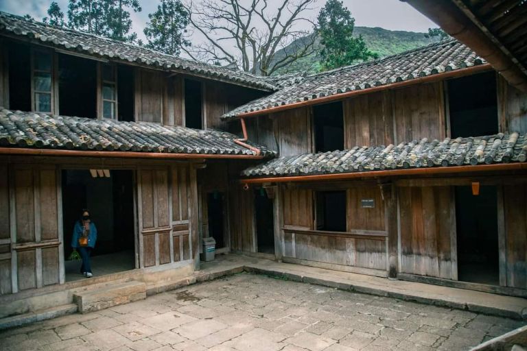 Gần như dinh thự đã được thay thế bằng loại gỗ lim và gỗ nghiến nhưng vẫn giữ nguyên nét kiến trúc cổ xưa 