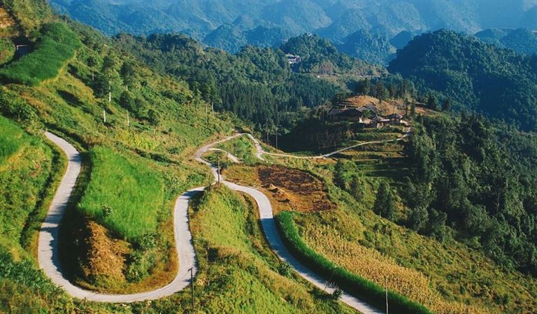 Đèo Bắc Sum Hà Giang là đoạn đường đèo khá nguy hiểm nằm trên quốc lộ 4C. 