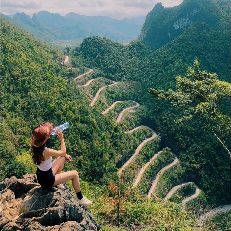 Ngắm toàn cảnh Đồng Văn Hà Giang từ đỉnh đèo Mã Pí Léng thực sự là kỉ niệm khó phai dấu
