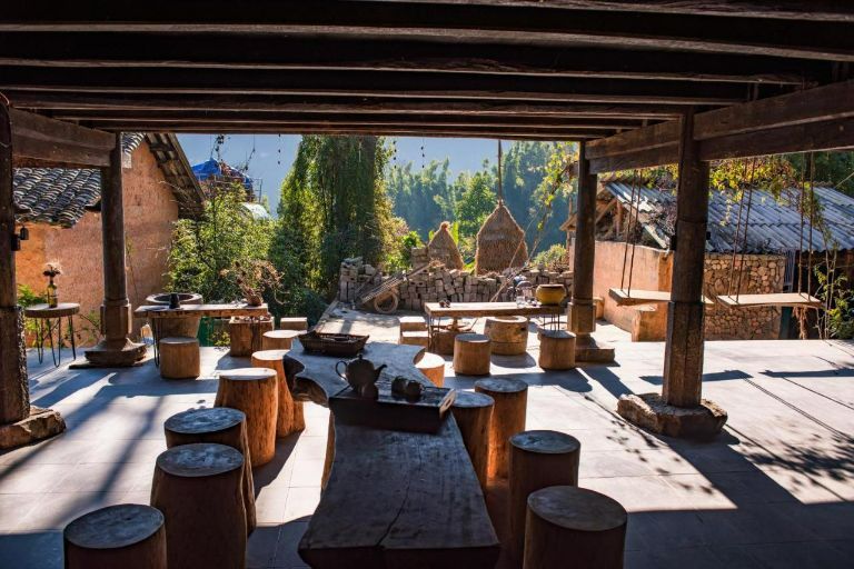 Khuôn viên ngắm cảnh thiên nhiên cực chill với bộ bàn ghế gỗ quý được dùng để nhâm nhi những tách trà nóng