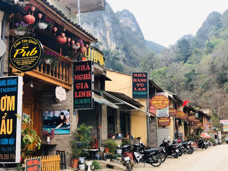 Lạc vào thiên đường ẩm thực của phố cổ Đồng Văn Hà Giang du khách không khỏi thích thú mua hàng