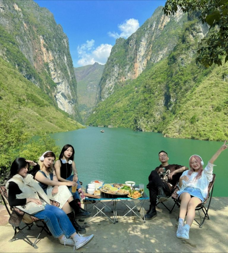 Đông đảo giới trẻ lựa chọn hoạt động camping tại sông Nho Quế