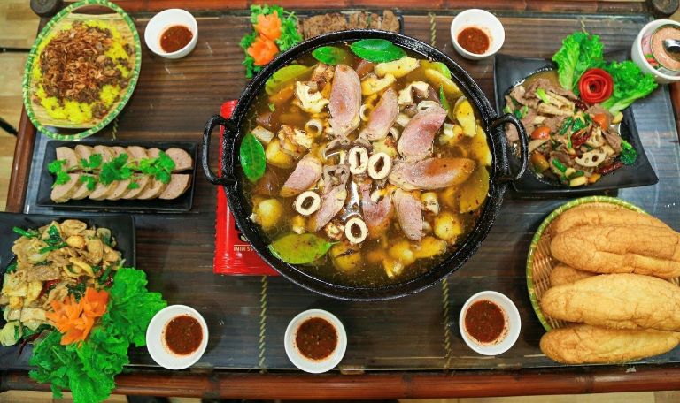 Lẩu thắng cố là món ăn phổ biến được đông đảo du khách thưởng thức khi đến Đồng Văn Hà Giang 