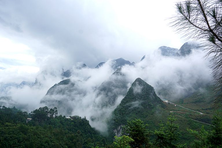 Áng mây bao phủ lên núi đá Du Già Hà Giang.