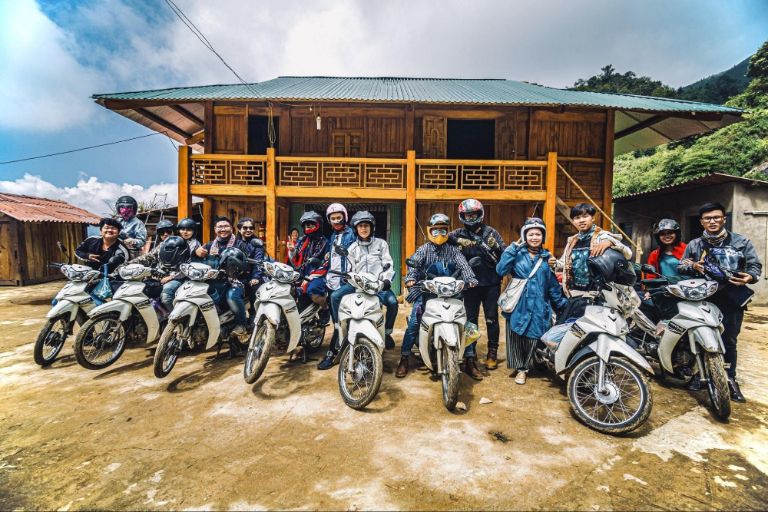 Giới trẻ thường xuyên lựa chọn du lịch Hà Giang bằng xe máy như một thú vui của tuổi trẻ