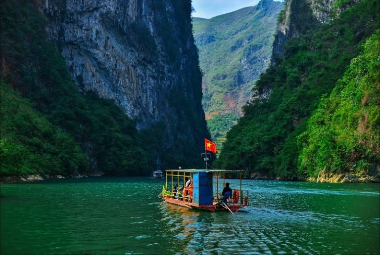 Tận mắt ngắm nhìn vẻ đẹp kì vĩ của dòng sông Nho Quế khiến du khách say mê ngay từ những lần trải nghiệm đầu tiên 