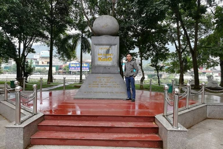Cột mốc km0 chào đón du khách đến với địa phận Hà Giang để bắt đầu chuyến đi du lịch khám phá
