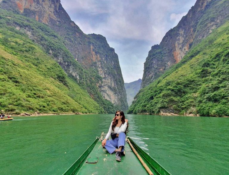 Chiêm ngưỡng dòng sông Nho Quế xanh biếc hứa hẹn mang đến trải nghiệm tuyệt vời đối với du khách 