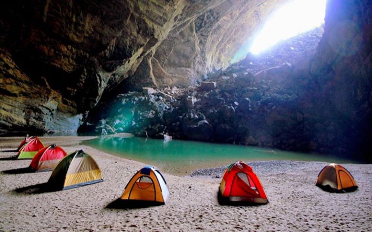 Động Én được biết đến là một địa điểm cắm trại lý tưởng bên cạnh hồ nước xanh màu ngọc bích vô cùng lấp lánh