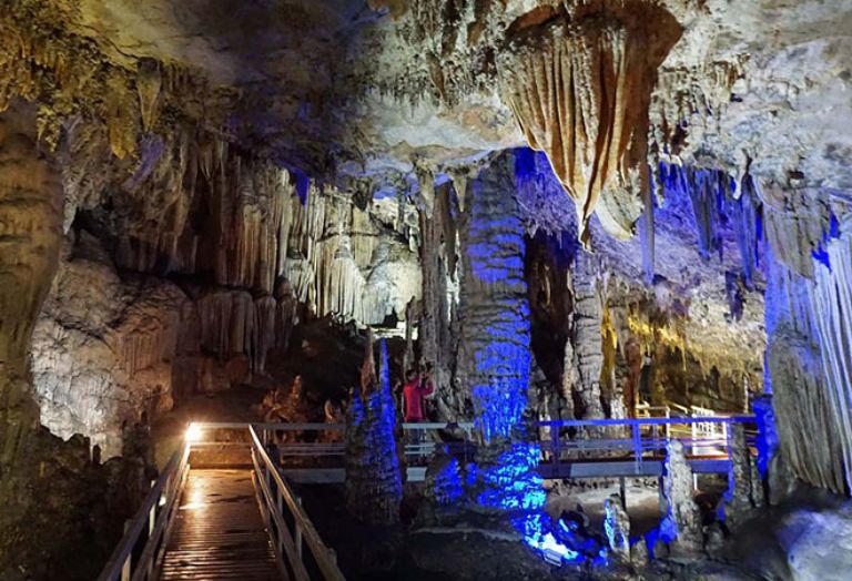Hang Lùng Khúy Hà Giang là địa điểm tiếp đón hàng nghìn du khách ghé thăm mỗi năm