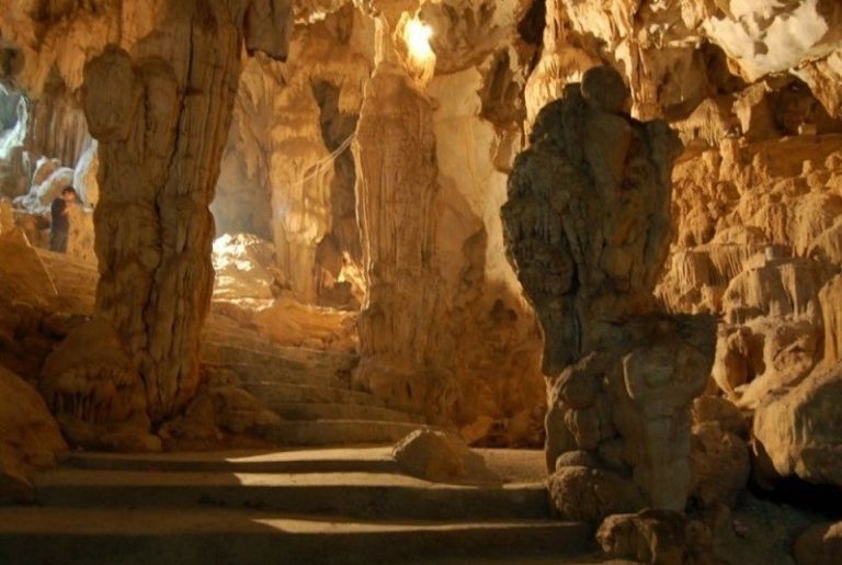 Hang Nà Luồng ẩn chứa rất nhiều điều thú vị chờ du khách đến khám phá. (Nguồn: luxtour.com.vn)