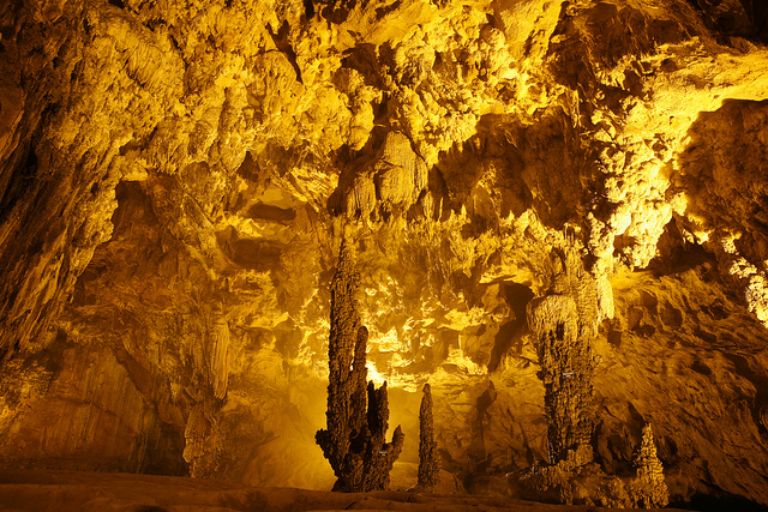 Phải mất hàng triệu năm để hình thành nhũ đá trong hang Nà Luồng Hà Giang. 