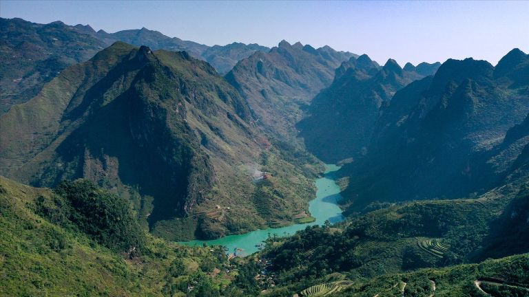 Hẻm Tu Sản cùng đèo Mã Pí Lèng và sông Nho Quế tạo nên bộ ba danh lam thắng cảnh nổi tiếng nhất Hà Giang