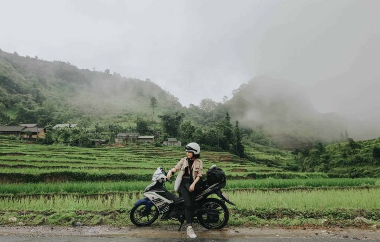 Các bạn trẻ thường xuyên chọn xe máy là phương tiện di chuyển chính tại Hà Giang vừa tiện lợi vừa có thể tận hưởng cảnh đẹp bên đường 