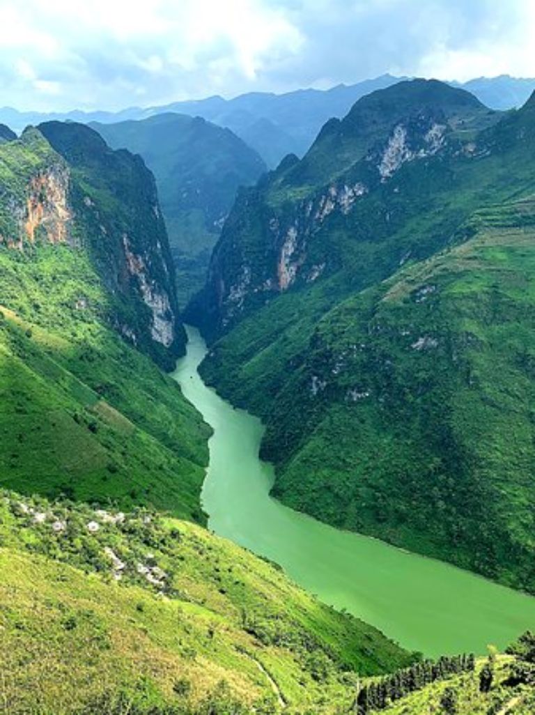 Màu xanh ngắt của thảm thực vật tại hẻm Tu Sản kết hợp hài hòa cùng với màu xanh biếc của nước sông Nho Quế