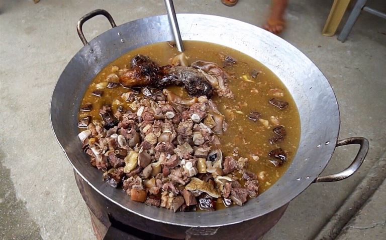 Thắng cố Hà Giang là món ăn đặc biệt được kết hợp giữa thịt, nội tạng động vật với các loại gia vị núi rừng như thảo quả, quế, hồi. 