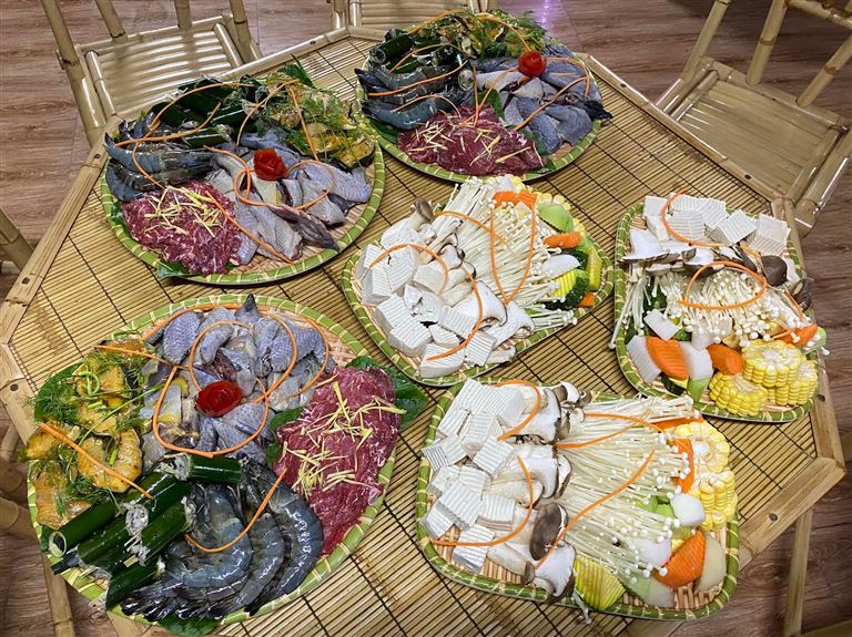 Các món ăn hấp dẫn, đậm chất đặc sản Hà Giang chỉ có tại Plum HomeStay Đồng Văn. 