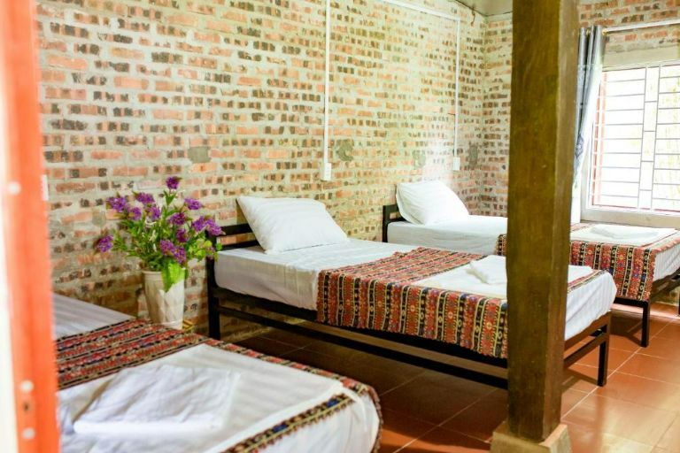 Phòng ngủ được trang bị các thiết bị tối tân cùng hương thơm dịu nhẹ từ cánh đồng lúa thổi vào mang đến sự dân dã khi lưu trú tại Du Già CN homestay