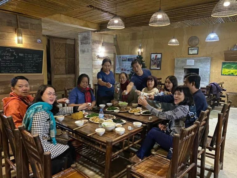 Những bữa cơm đầm ấm, thân mật tại Dao Lodge homestay được khách du lịch ghi lại 