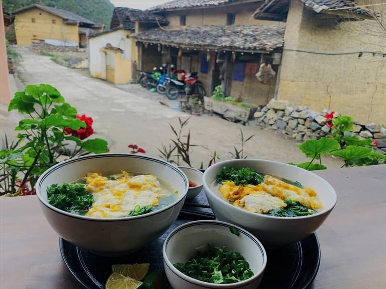 Thưởng thức bữa sáng với nhiều món ăn đặc sản Hà Giang hấp dẫn tại Homestay Lô Lô Chải Hà Giang - Lolo Ancient House. 
