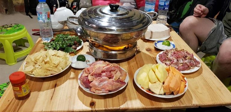 Các bữa ăn thịnh soạn với đa dạng các đặc sản địa phương ngon tuyệt chỉ có ở Homie Homestay Lô Lô Chải Hà Giang. 