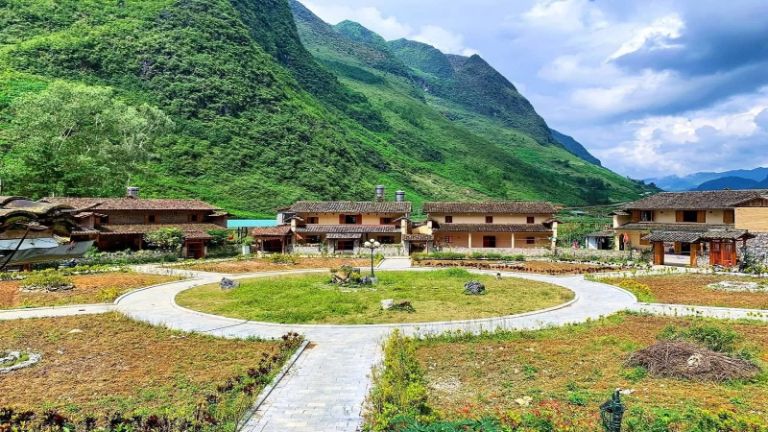 Meo Vac H’Mong Ecolodge có điểm tựa là những dãy núi trập trùng nên khung cảnh thiên nhiên sẽ khiến du khách trầm trồ