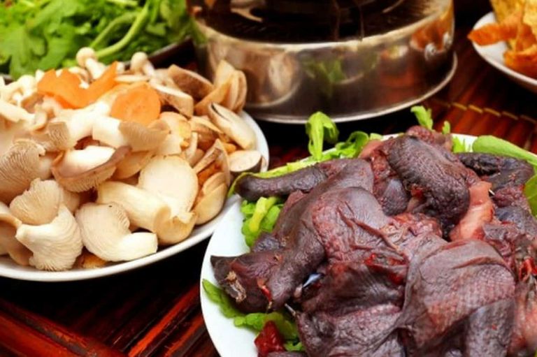 Lẩu gà đen được xem là món ăn thơm ngon, bổ dưỡng được nhiều du khách thưởng thức khi đến Toong homestay