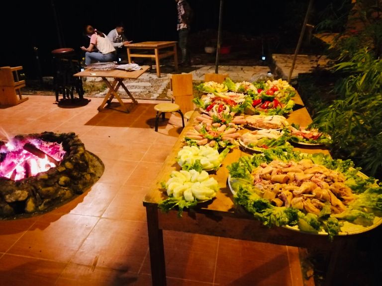 Homestay Quản Bạ Hà Giang vào những buổi tối se se lạnh tổ chức nướng BBQ ngoài hiên nhà vô cùng thích hợp