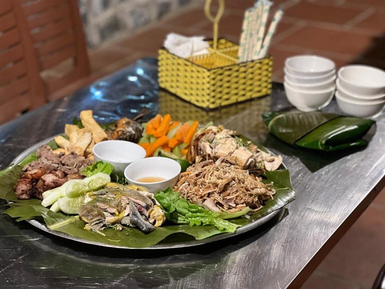 Các món ẩm thực địa phương thơm ngon chuẩn vị, trang trí đẹp mắt được phục vụ tại nhà hàng của homestay Yên Minh Hà Giang- Tom's Du Gia Homestay. 