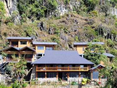 Dong Van Cliffside House là một khách sạn tại Đồng Văn có view đẹp ngất ngây hướng ra đồi núi, mây trời xanh ngát.