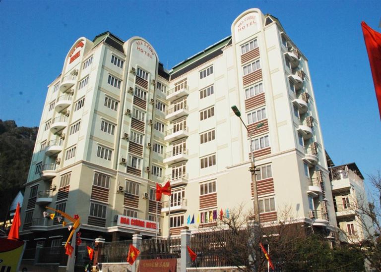 Khách sạn Hoa Cương có quy mô lớn, là khách sạn 3 sao đầu tiên tại Đồng Văn, Hà Giang. 