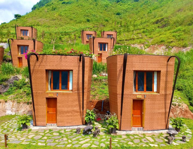 Nơi đây còn có những căn phòng nghỉ nhỏ có hình quẩy tấu gắn liền với đời sống đồng bào dân tộc Hà Giang