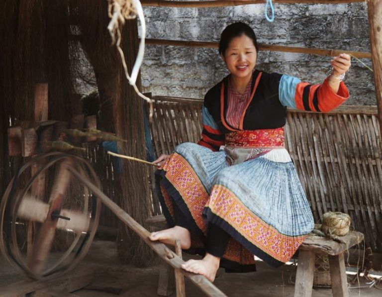 Không chỉ dừng lại ở nét đẹp văn hoá, nghề dệt vải thổ cẩm này ở Làng Lùng Tám Hà Giang cũng là một hình thức giúp nguời dân mưu sinh để nuôi gia đình