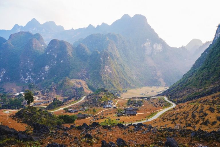 Đường di chuyển đến Làng Lùng Tám Hà Giang không quá khó khăn nên du khách nào cũng có thể khám phá và trải nghiệm không gian vùng núi cao