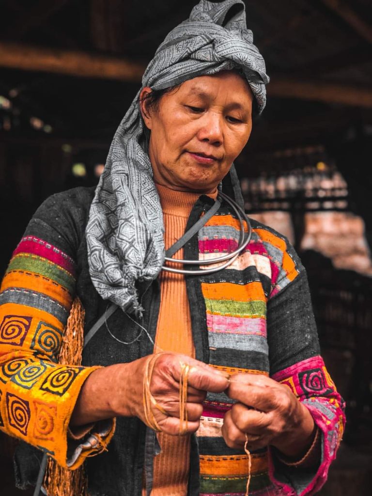 Theo truyền thống, các cô gái trẻ sẽ được đánh giá phẩm hạnh qua quá trình làm vải lanh ở ngôi làng nhỏ này