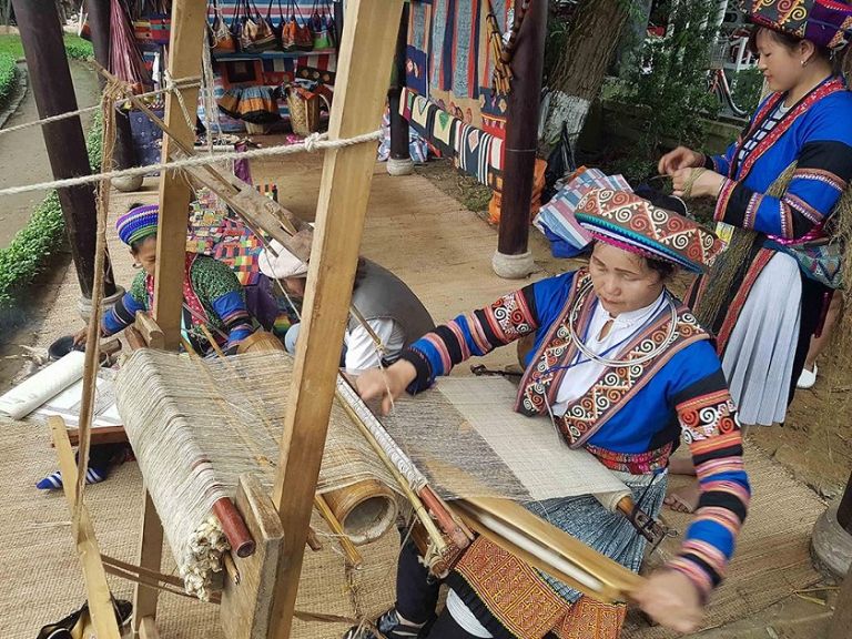 Khung cửi đai lưng chính là trợ thủ đắc lực của người dân nơi đây giúp tạo ra nét đẹp văn hoá truyền thống của Làng Lùng Tám Hà Giang