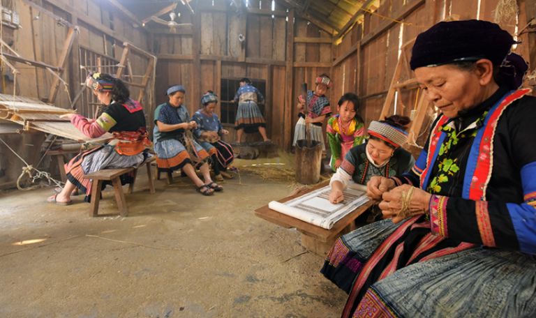Trong phần hội của Lễ hội hoa Tam Giác Mạch, làng nghề cũng được vinh danh để mọi người có thể nhớ tới Làng Lùng Tám với nghề dệt vải thổ cẩm