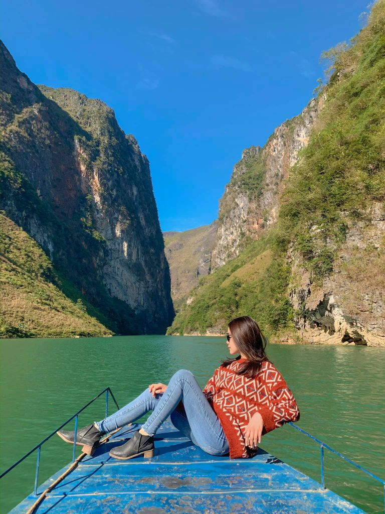 Sông Nho Quế hiện lên với dáng vẻ thơ mộng cuốn hút du khách tham gia trải nghiệm vãn cảnh trên sông