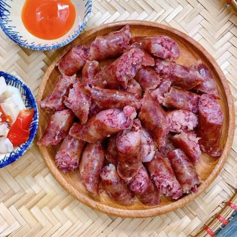 Lạp xưởng Hà Giang được xem là món ăn thơm ngon khó cưỡng khiến biết bao du khách xiêu lòng 