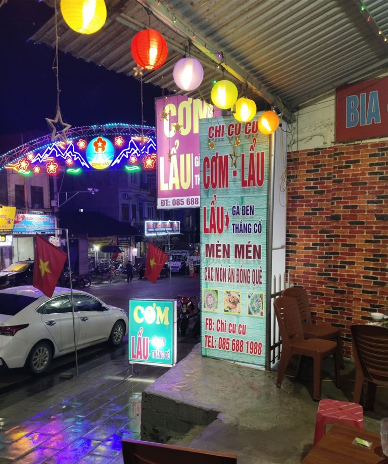 Nhà hàng Chi Cu Cu nổi tiếng có vị trí nằm ngay tại mặt đường trung tâm thị trấn Đồng Văn. 