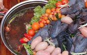 Lẩu gà đen là thức đặc sản thơm ngon, bổ dưỡng được đông đảo khách du lịch yêu thích khi tới du lịch vùng cao nguyên đá.