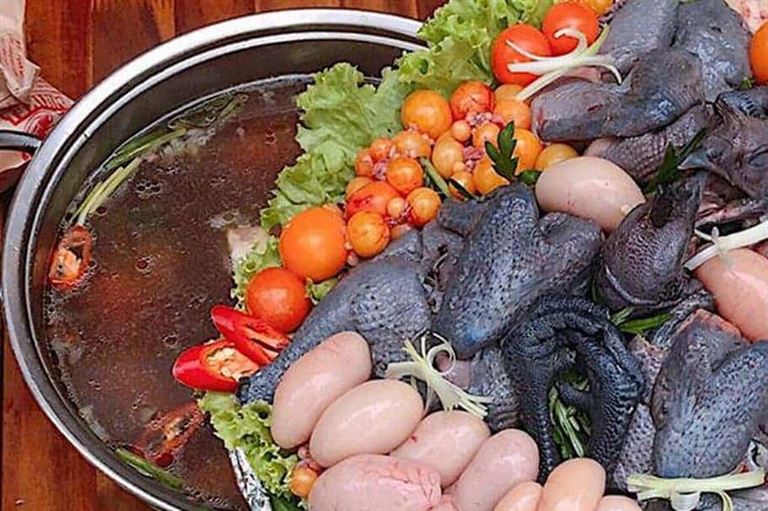 Lẩu gà đen là thức đặc sản thơm ngon, bổ dưỡng được đông đảo khách du lịch yêu thích khi tới du lịch vùng cao nguyên đá. 