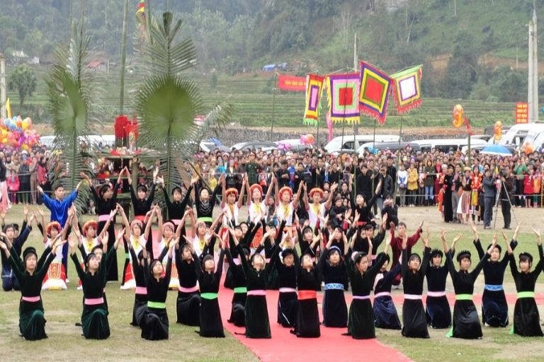Lễ hội Cầu Trăng diễn ra vào dịp Tết Trung Thu để bày tỏ lòng thành kính với thần Trăng
